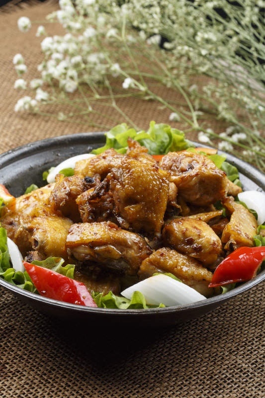 白色圆瓷盘装的芥末木耳图片