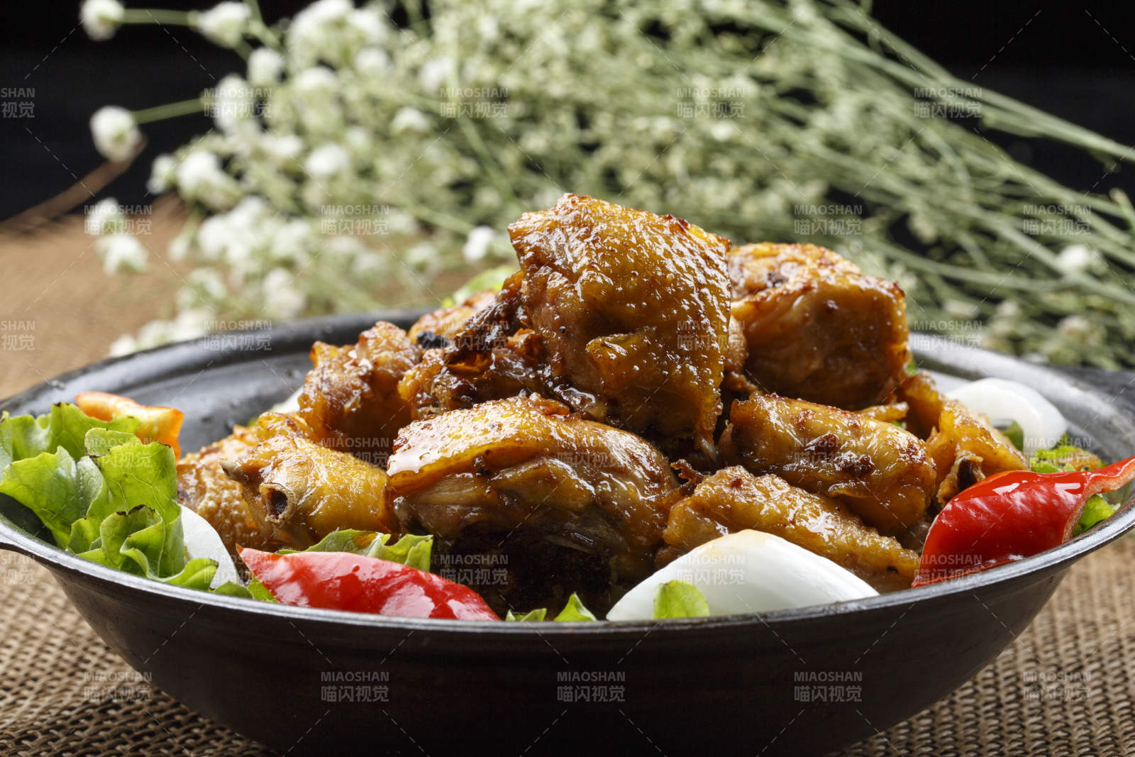 勺型白瓷盘装的白菜心海蜇皮图片