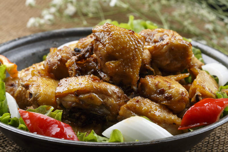 勺型白瓷盘装的白菜心海蜇皮图片