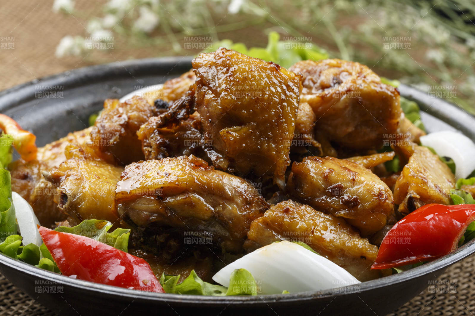 勺型白瓷盘装的白菜心海蜇皮图片