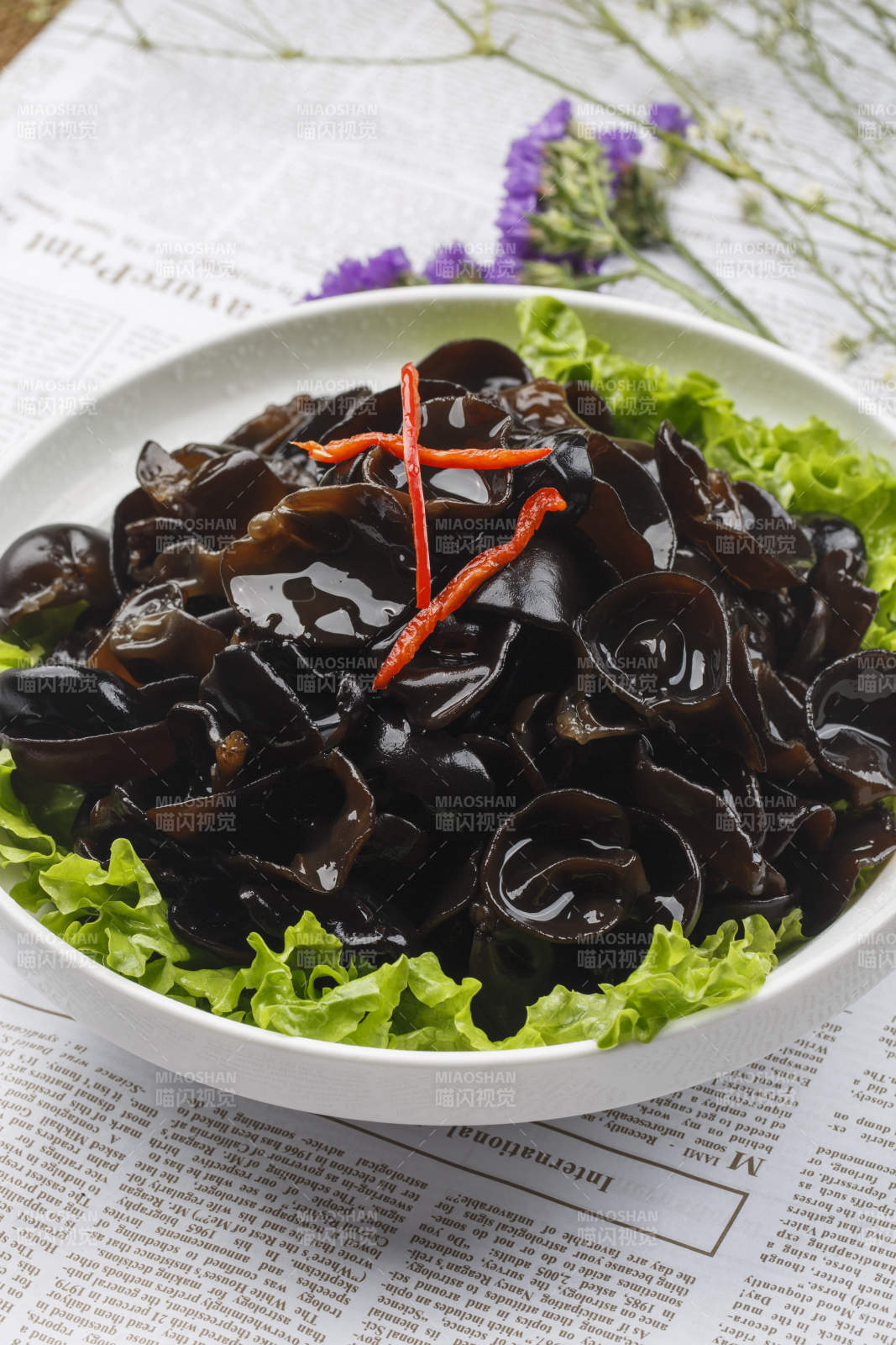 勺型白瓷盘装的白菜心海蜇皮图片