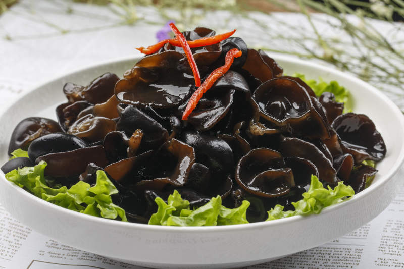 竹排造型白瓷盘装的精炸大虾仁图片