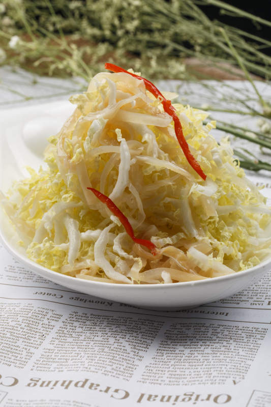 白色瓷盘装的香辣兔丁图片