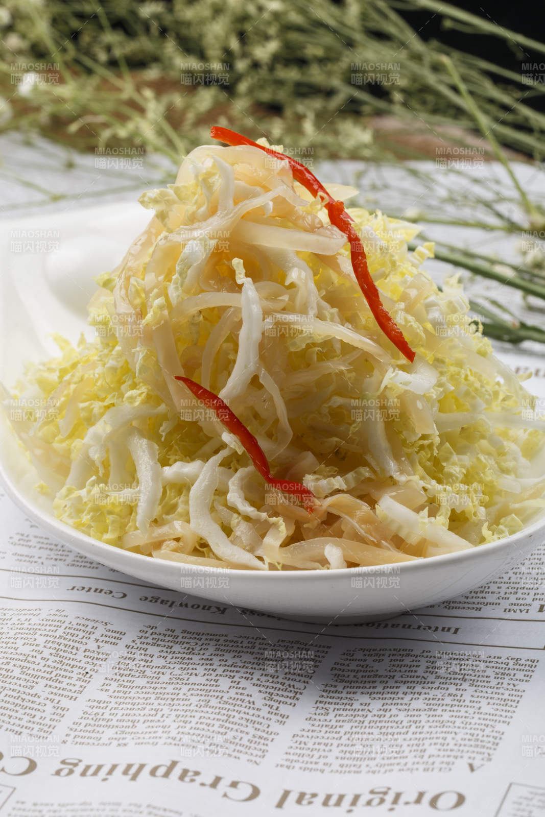 白色瓷盘装的香辣兔丁图片