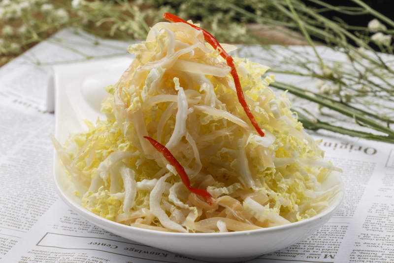 竹排造型白瓷盘装的精炸大虾仁图片