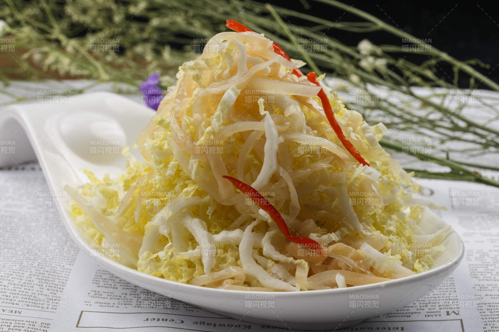 竹排造型白瓷盘装的精炸大虾仁图片