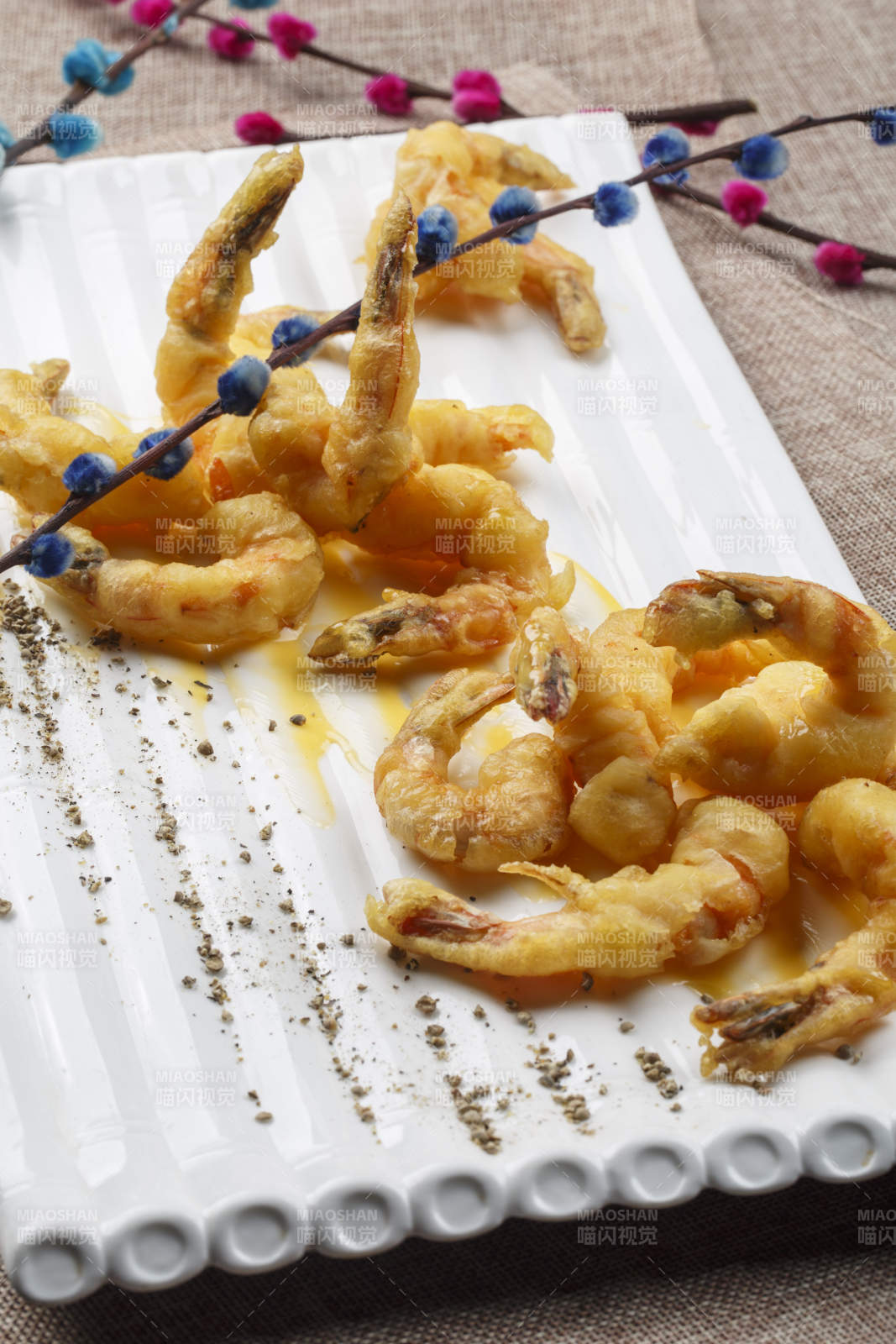 白色瓷盘装的香辣兔丁图片