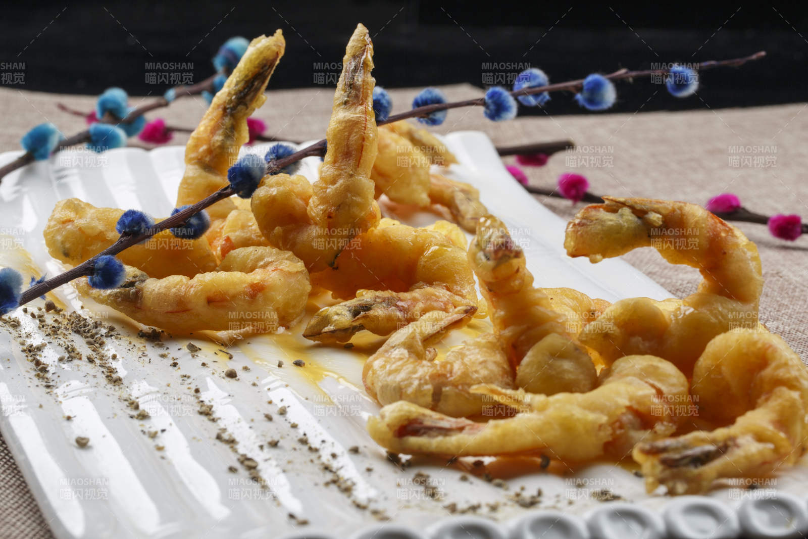 方形瓷盘装的葱烧蹄筋图片