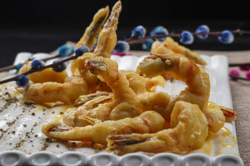 方形瓷盘装的葱烧蹄筋图片