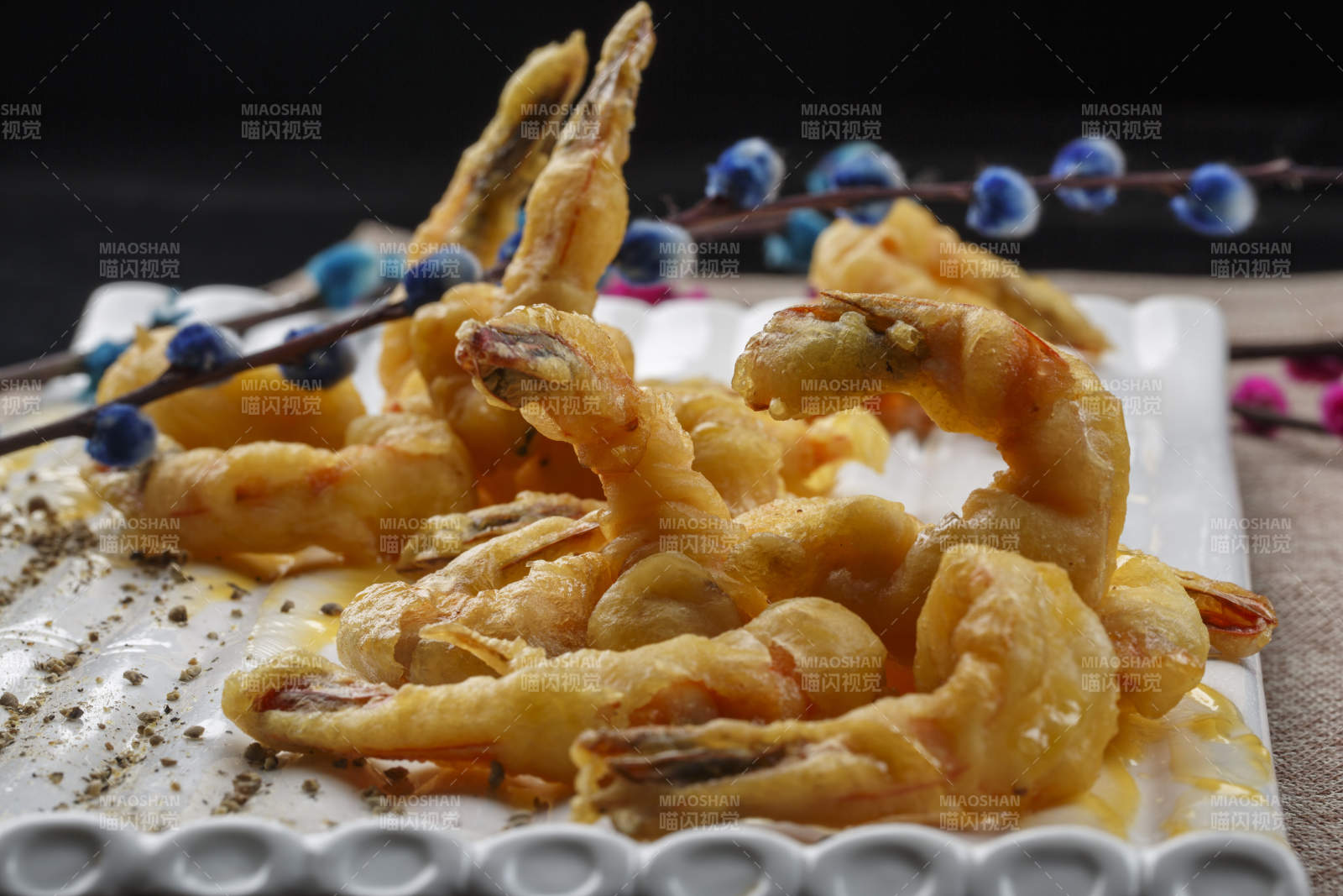 方形瓷盘装的葱烧蹄筋图片