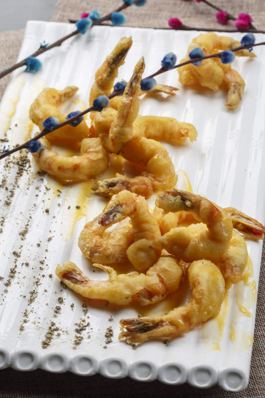 方形瓷盘装的葱烧蹄筋图片