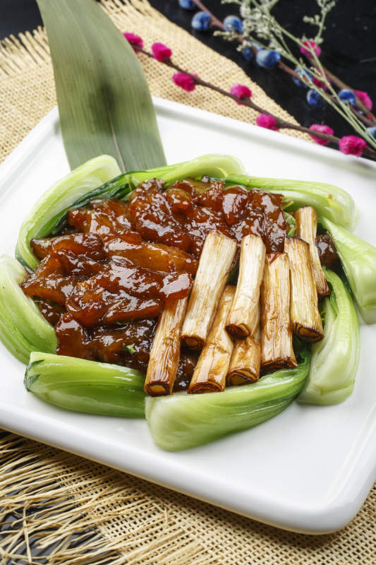 黑色铁盘装的锡纸铁板牛肉图片