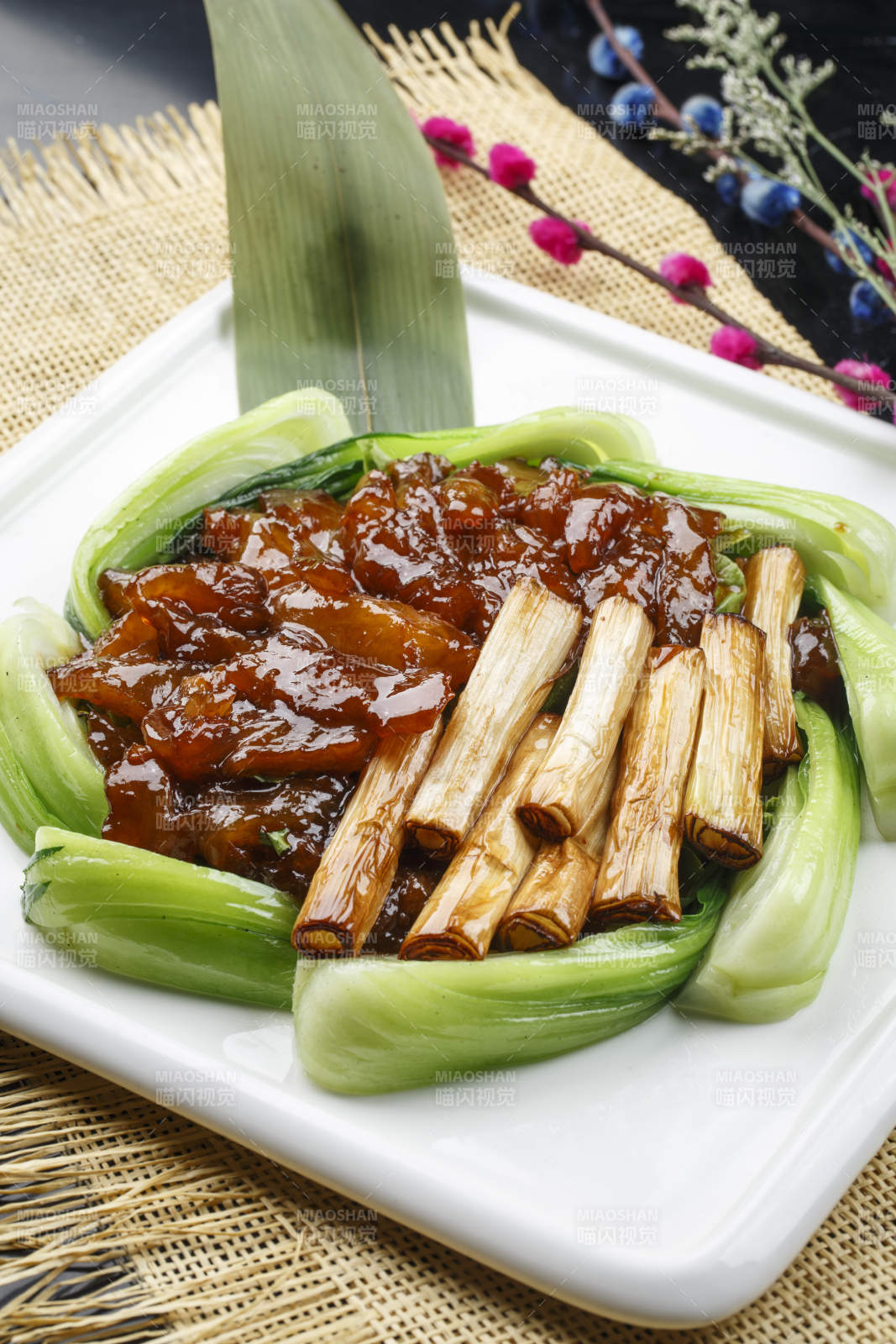 黑色铁盘装的锡纸铁板牛肉图片