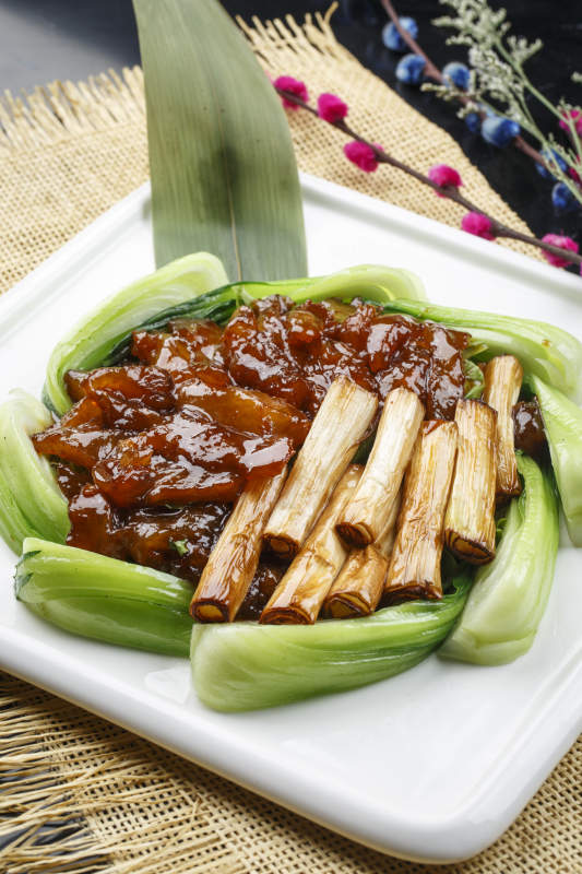 黑色铁盘装的锡纸铁板牛肉图片