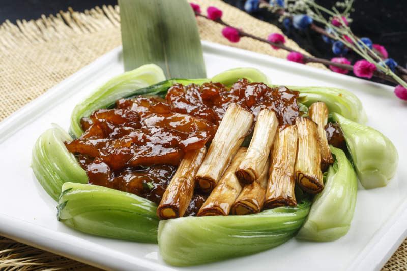 黑色铁盘装的锡纸铁板牛肉图片