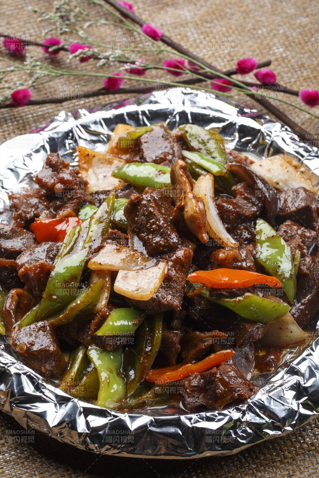 长方形白瓷盘装的葱烧海参图片