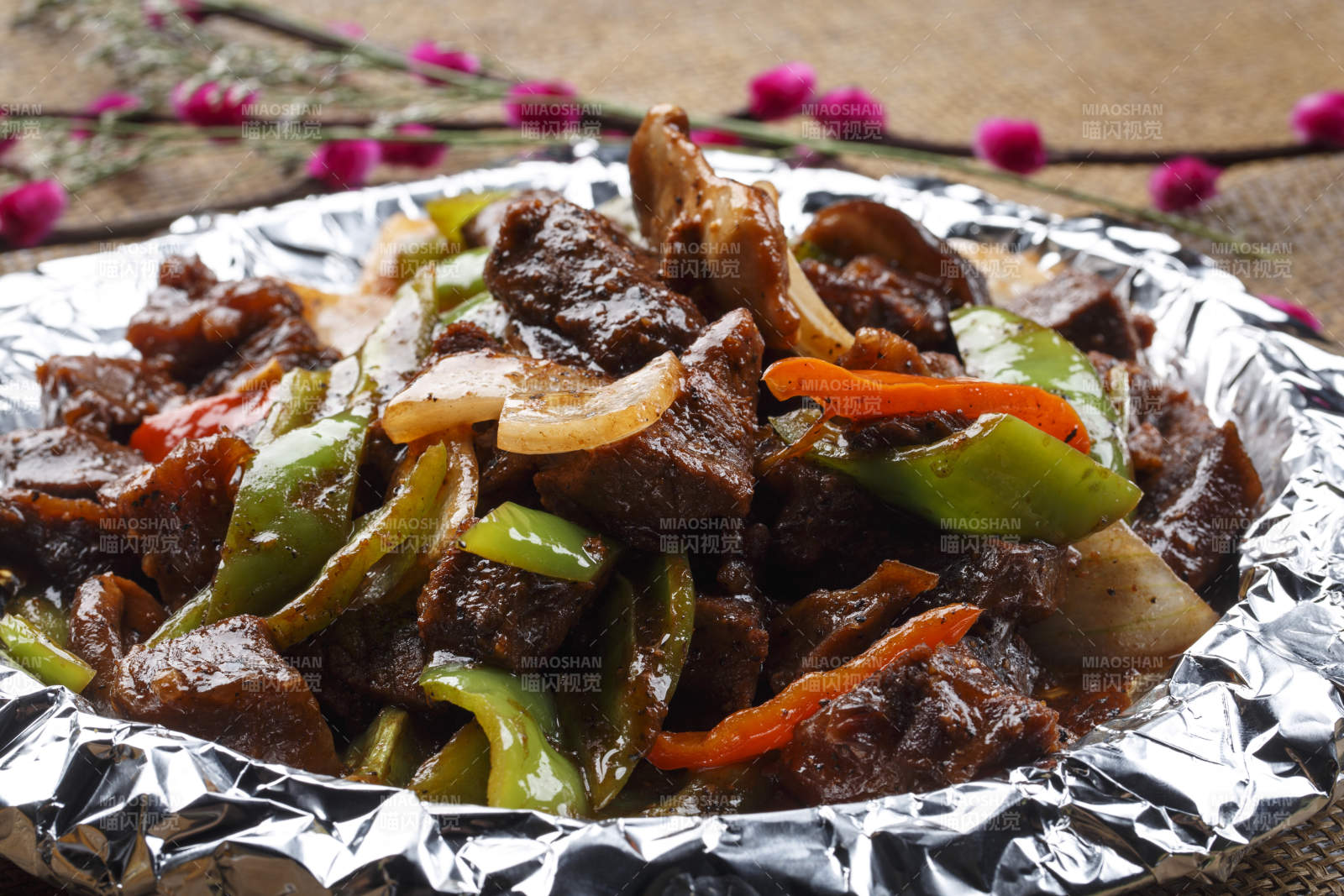 长方形白瓷盘装的葱烧海参图片