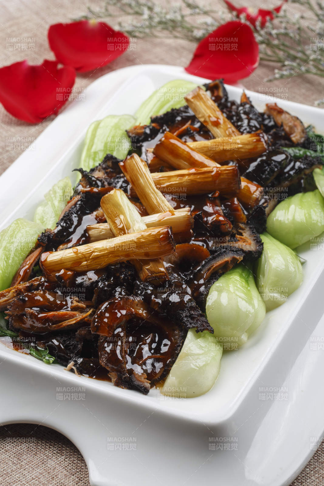 白色圆形瓷盘装的小炒黄牛肉图片