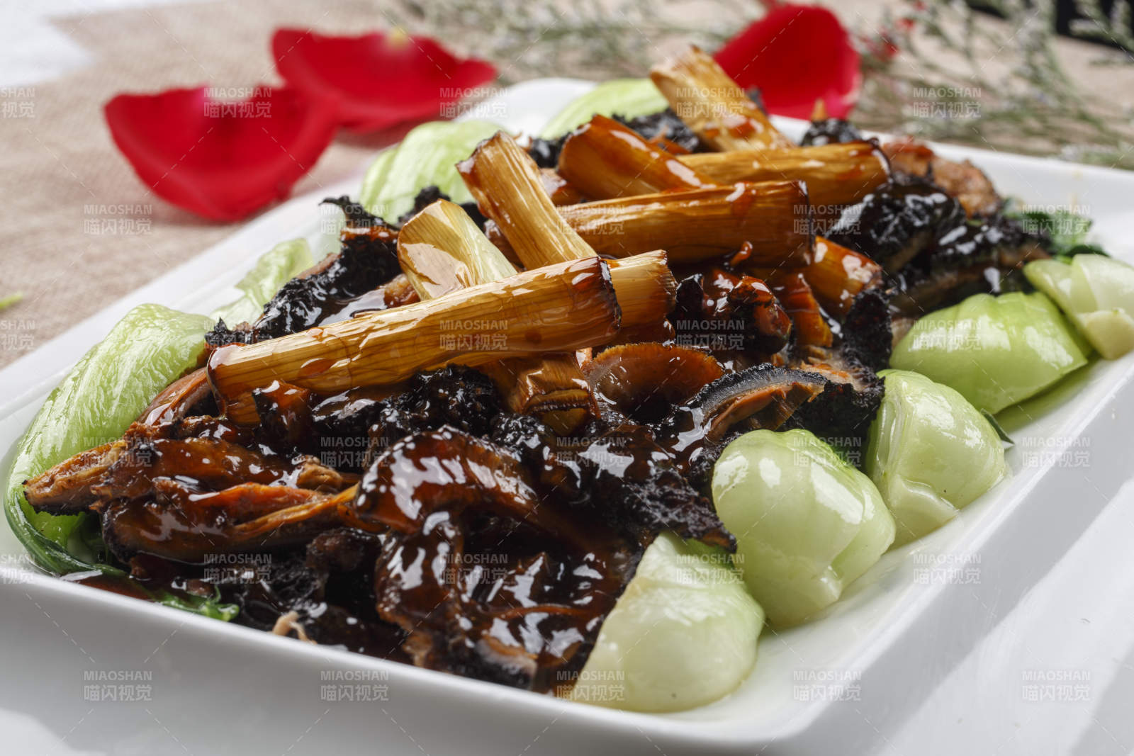 白色圆形瓷盘装的小炒黄牛肉图片