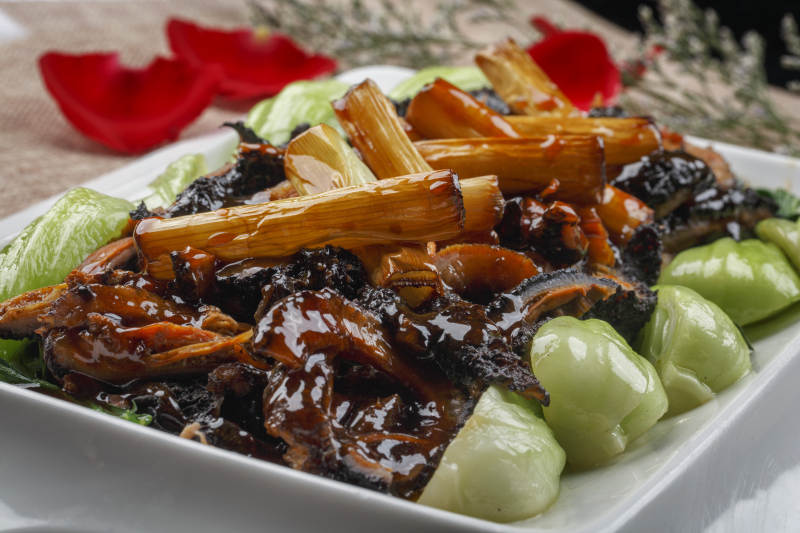 方形白瓷盘装的果味萝卜苗图片