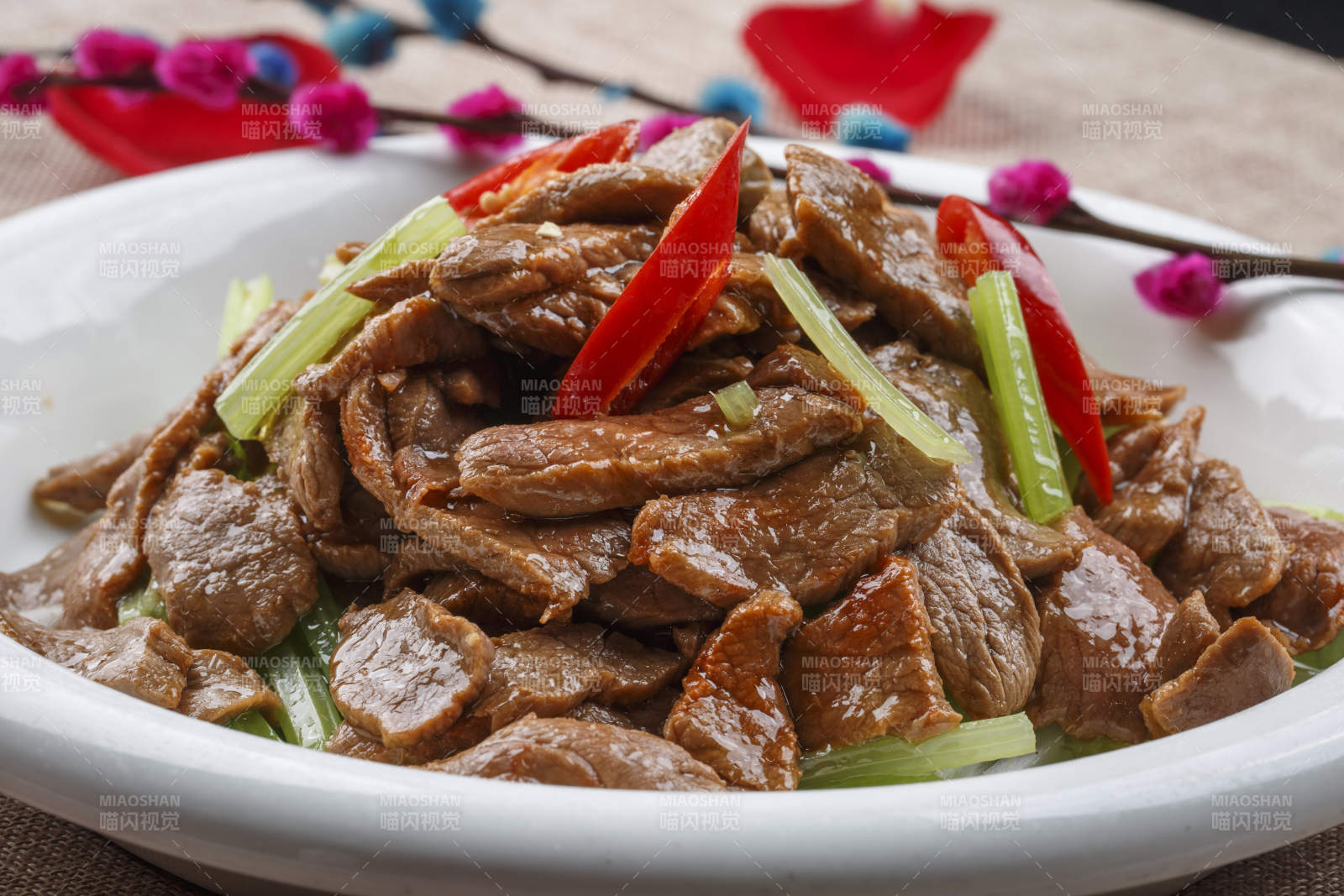 方形白瓷盘装的果味萝卜苗图片