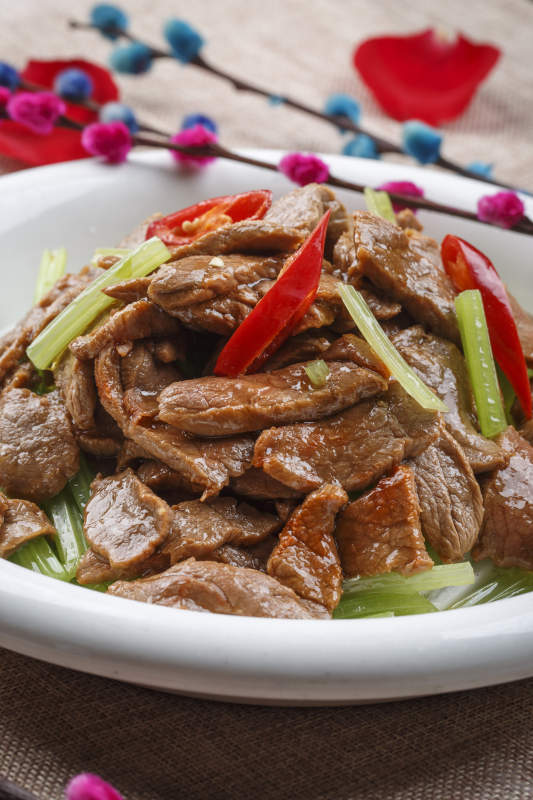 方形白瓷盘装的果味萝卜苗图片