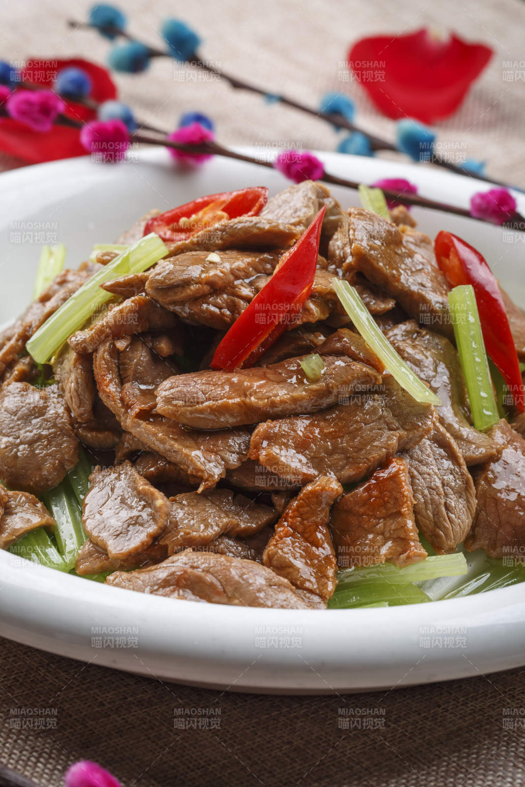 方形白瓷盘装的果味萝卜苗图片