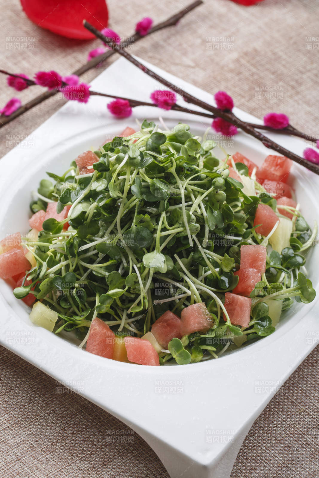 白色瓷盘装的香辣兔丁图片