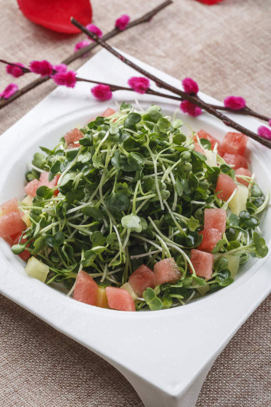 白色瓷盘装的香辣兔丁图片