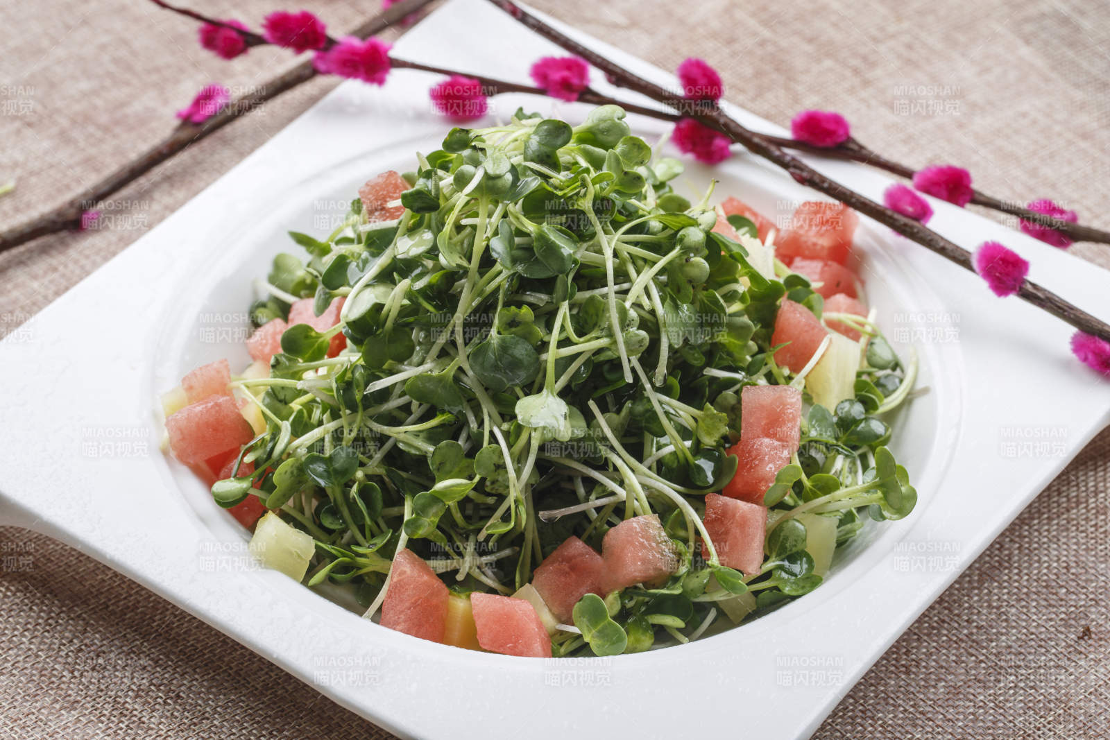 白色圆形瓷盘装的尖椒炒五花肉图片