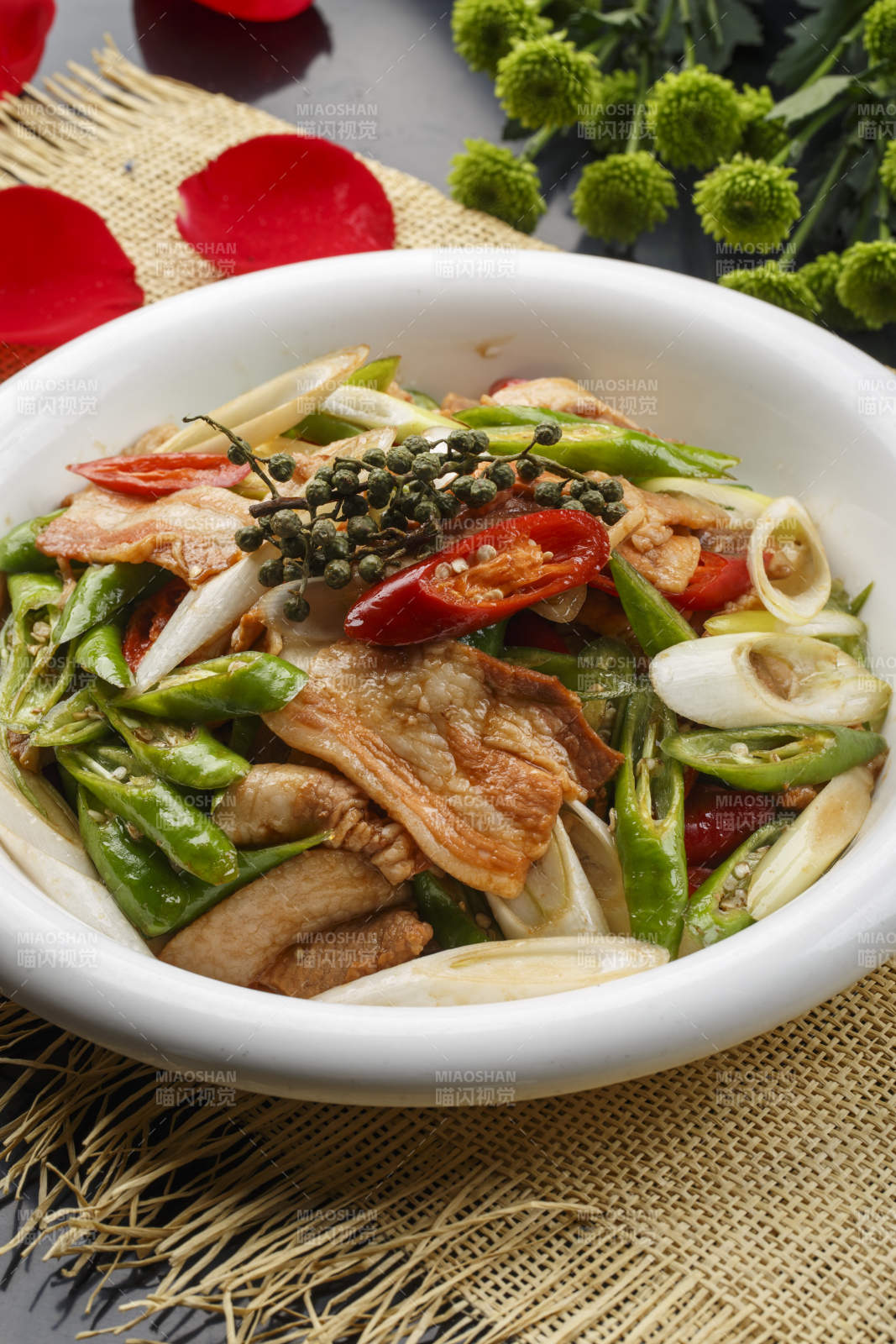 锡纸砂锅装的锅仔铁棍山药图片