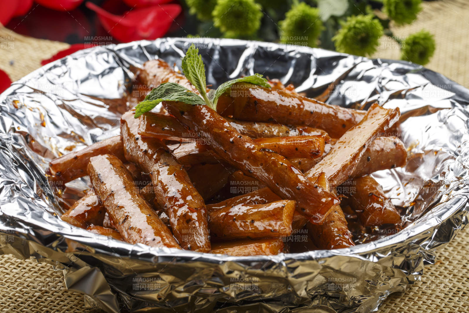 白色牛舌瓷盘装的油炸小米开背虾图片