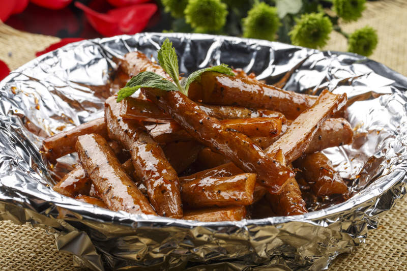 白色牛舌瓷盘装的油炸小米开背虾图片