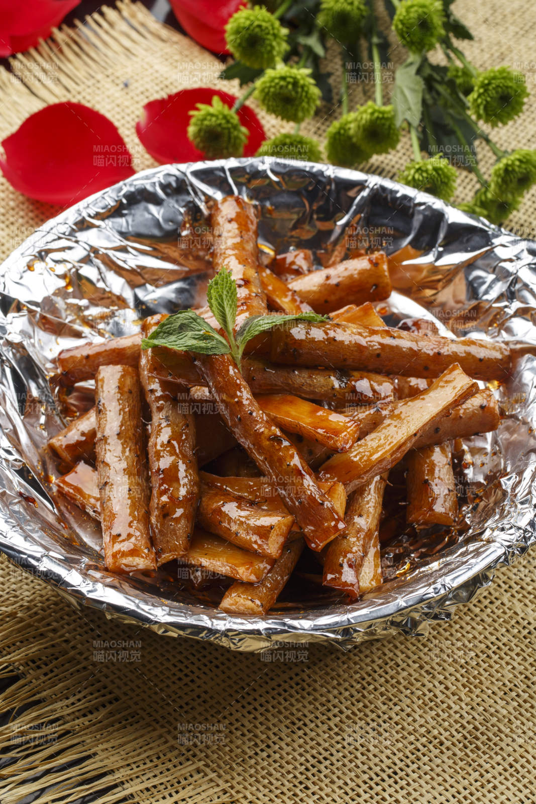 白色牛舌瓷盘装的油炸小米开背虾图片