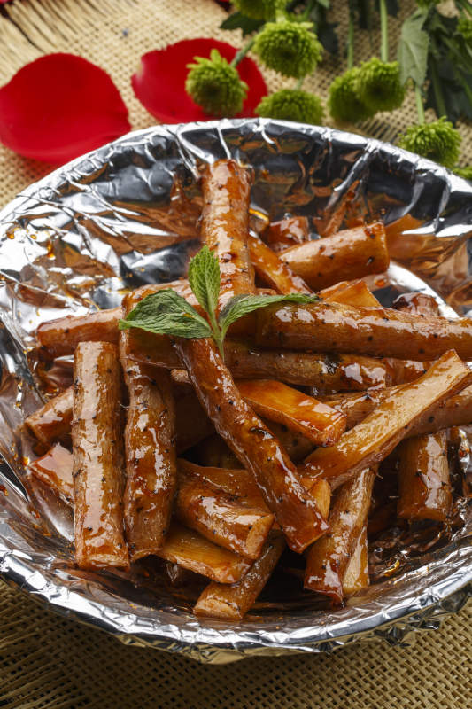 白色牛舌瓷盘装的油炸小米开背虾图片