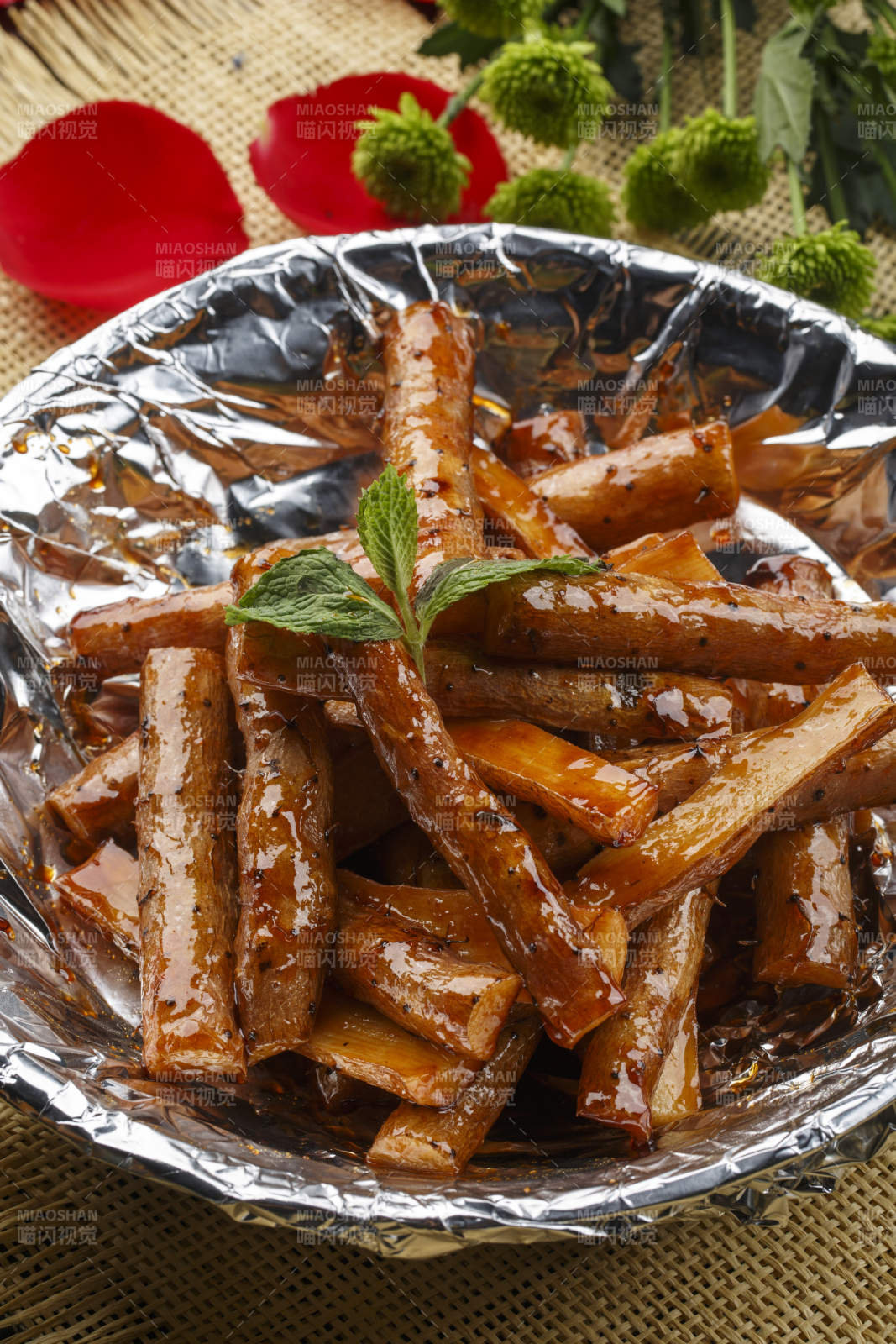 白色牛舌瓷盘装的油炸小米开背虾图片