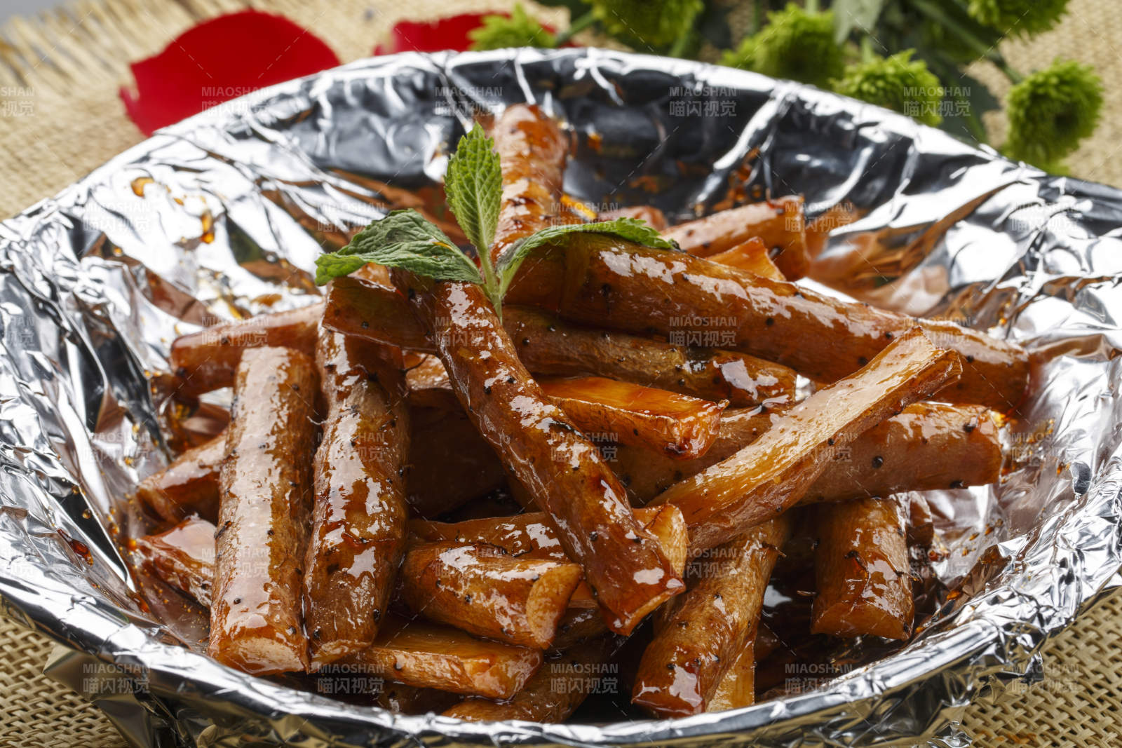 白色牛舌瓷盘装的油炸小米开背虾图片