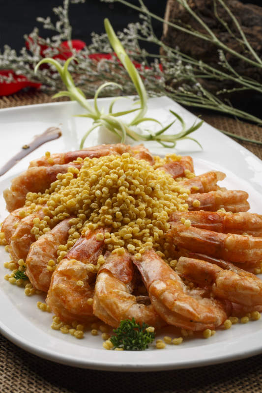 米色砂锅装的鸡汤豆腐煲图片