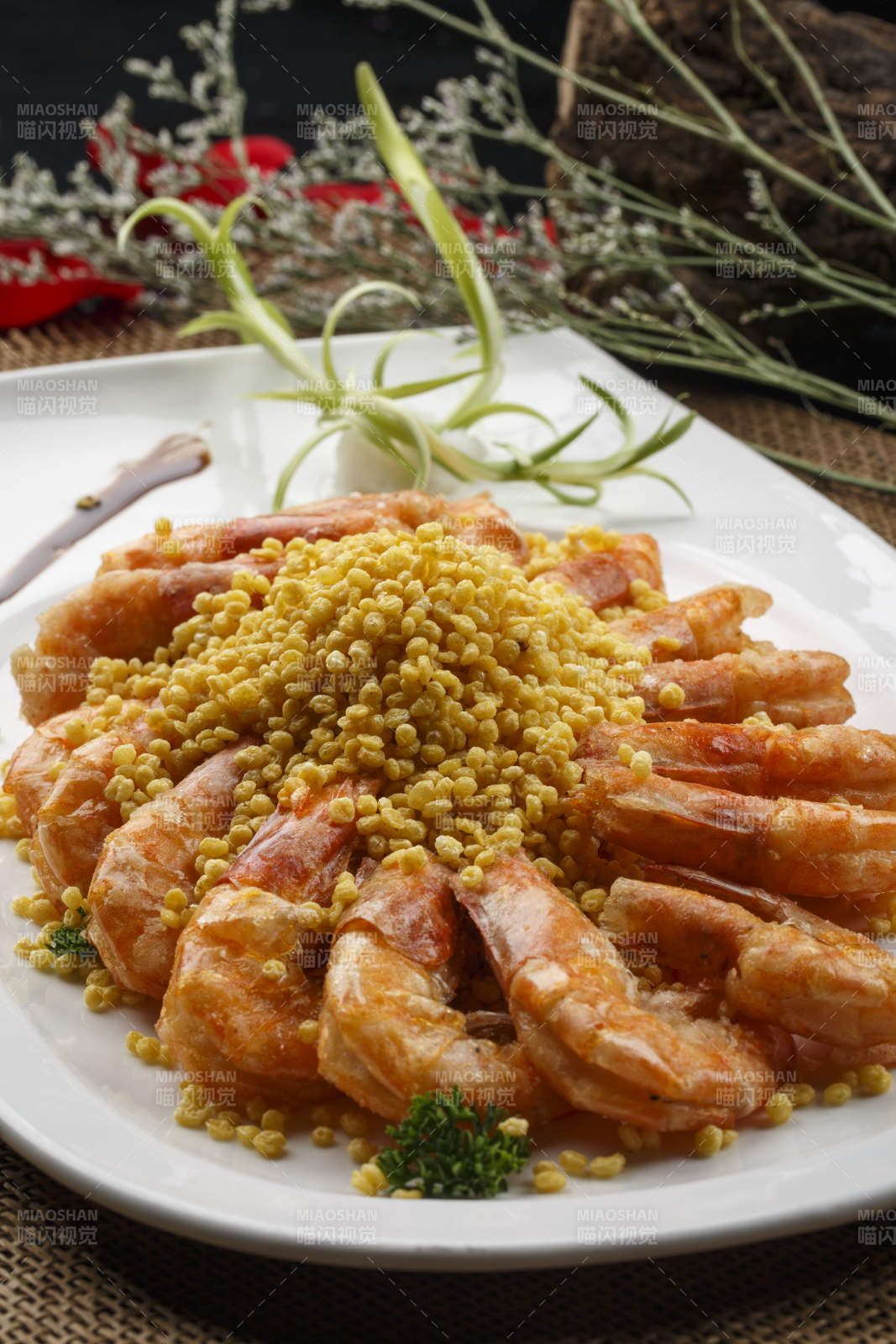 米色砂锅装的鸡汤豆腐煲图片