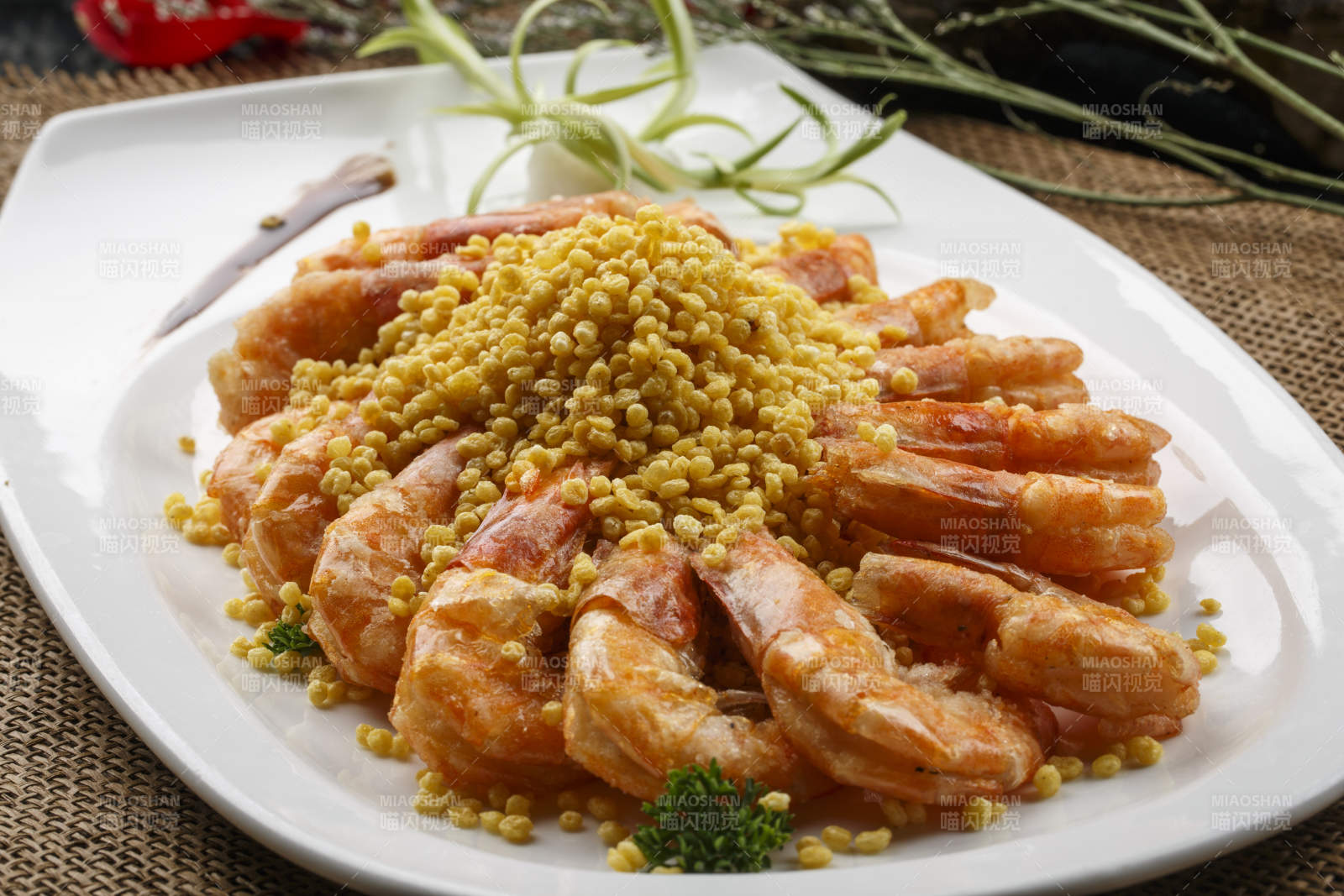 米色砂锅装的鸡汤豆腐煲图片