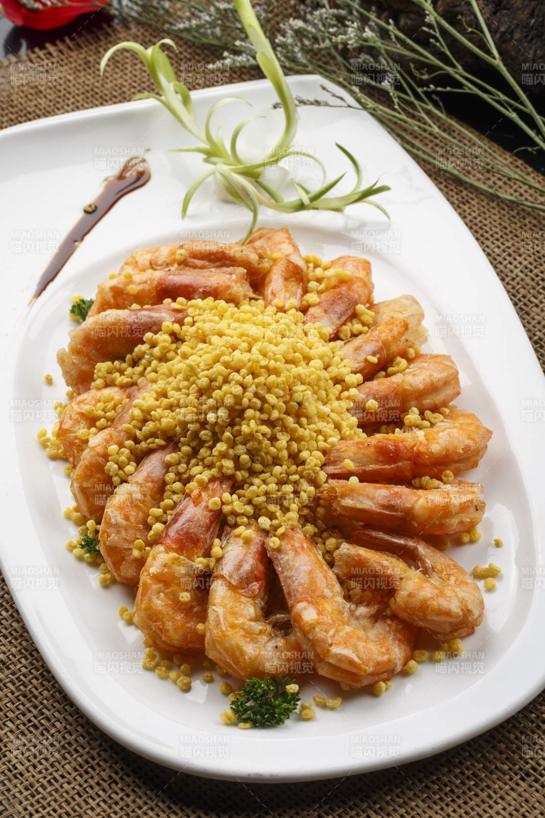 米色砂锅装的鸡汤豆腐煲图片