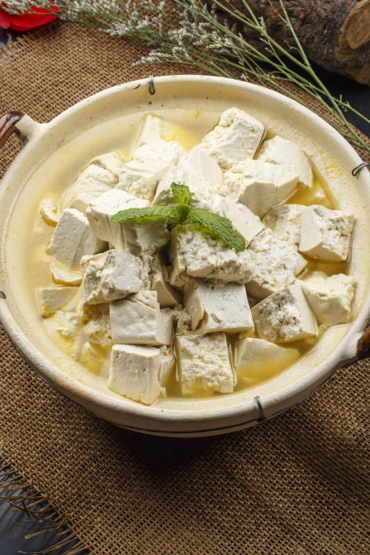 铁锅装的干锅辣鸭头图片