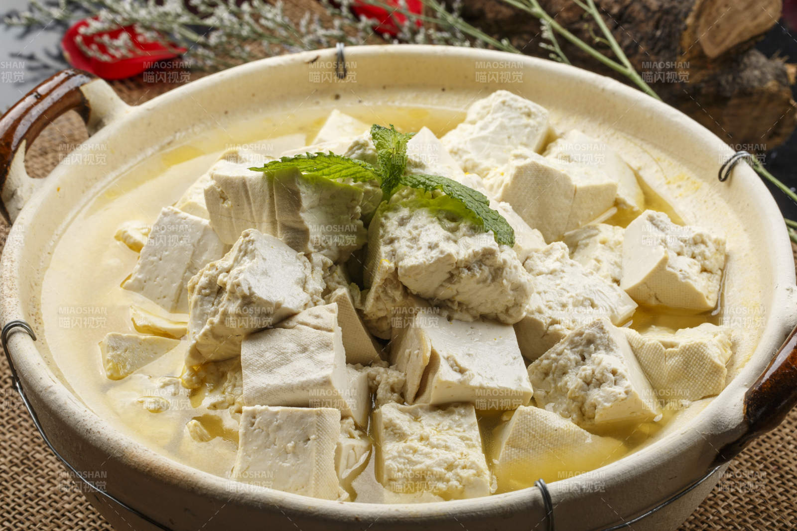 月牙白瓷盘装的蘸汁鲜秋葵图片