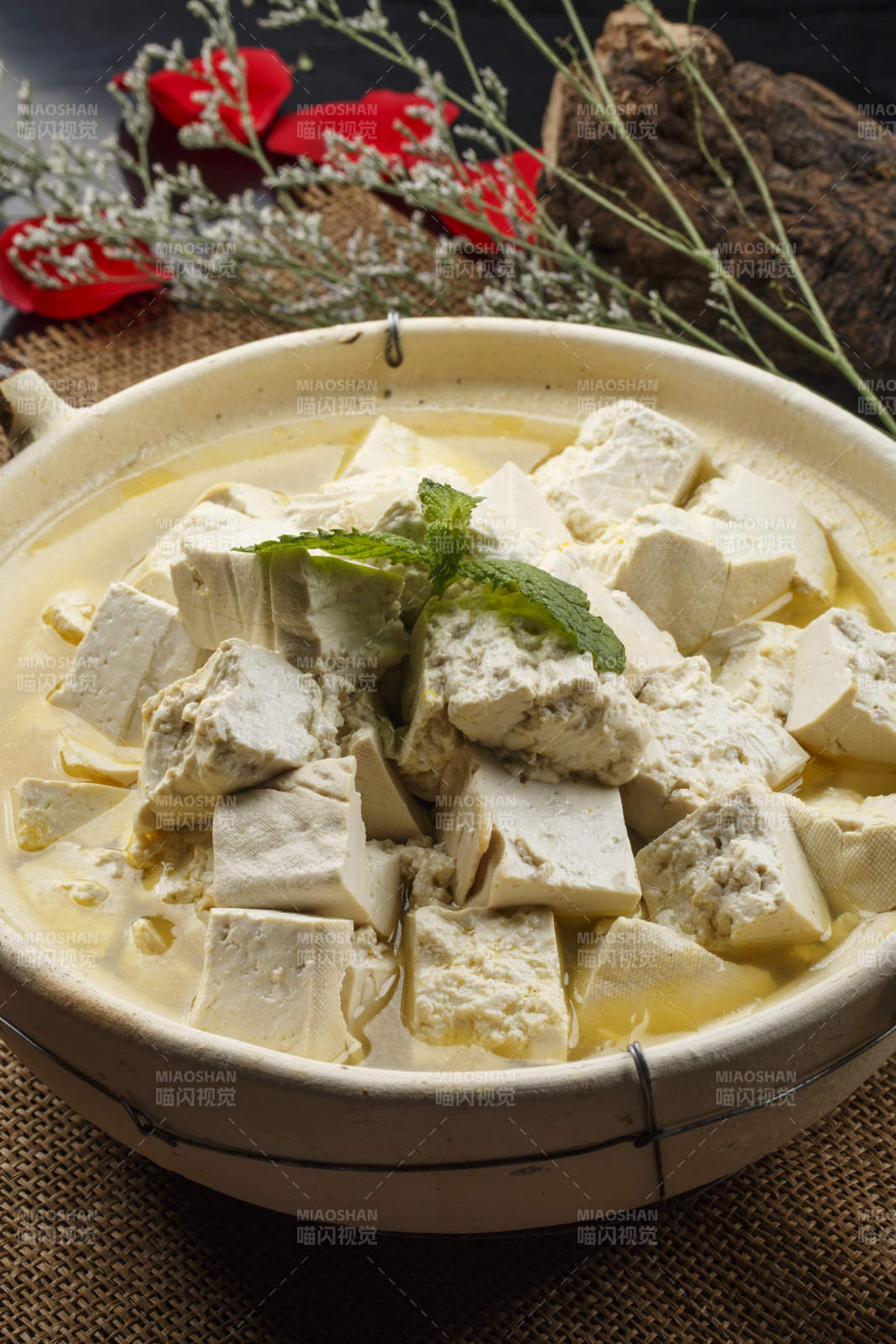 月牙白瓷盘装的蘸汁鲜秋葵图片