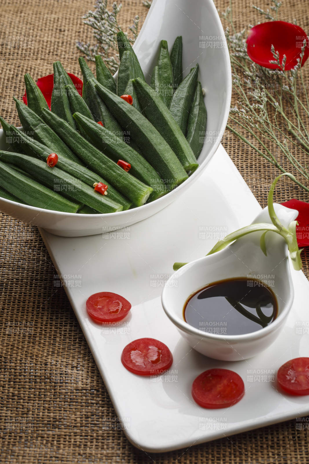 铁锅装的干锅辣鸭头图片