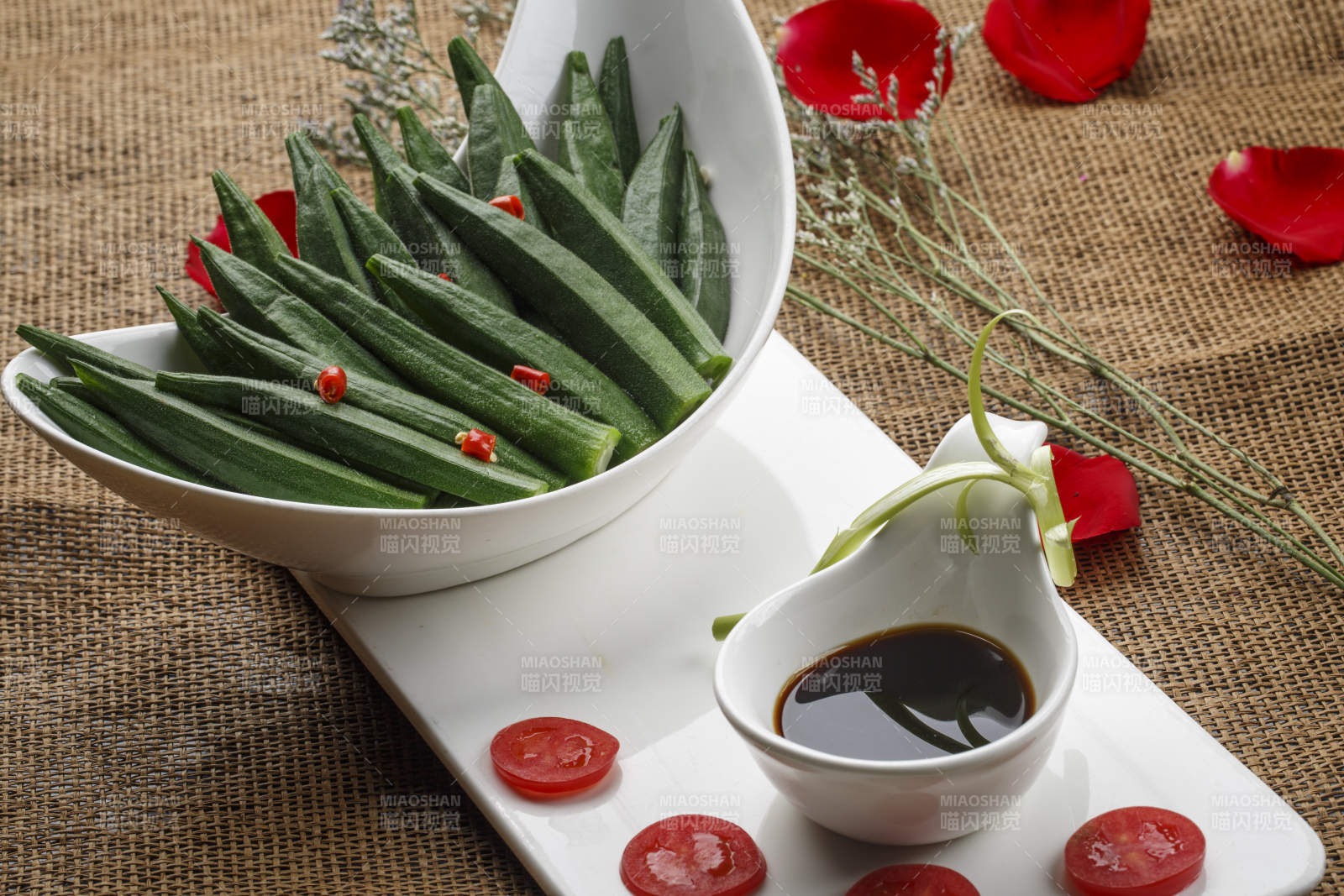 椭圆白色瓷盘装的干煸圆白菜图片