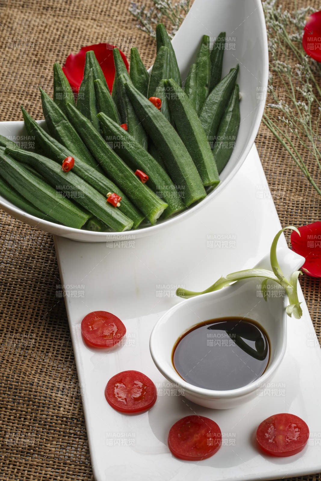 椭圆白色瓷盘装的干煸圆白菜图片