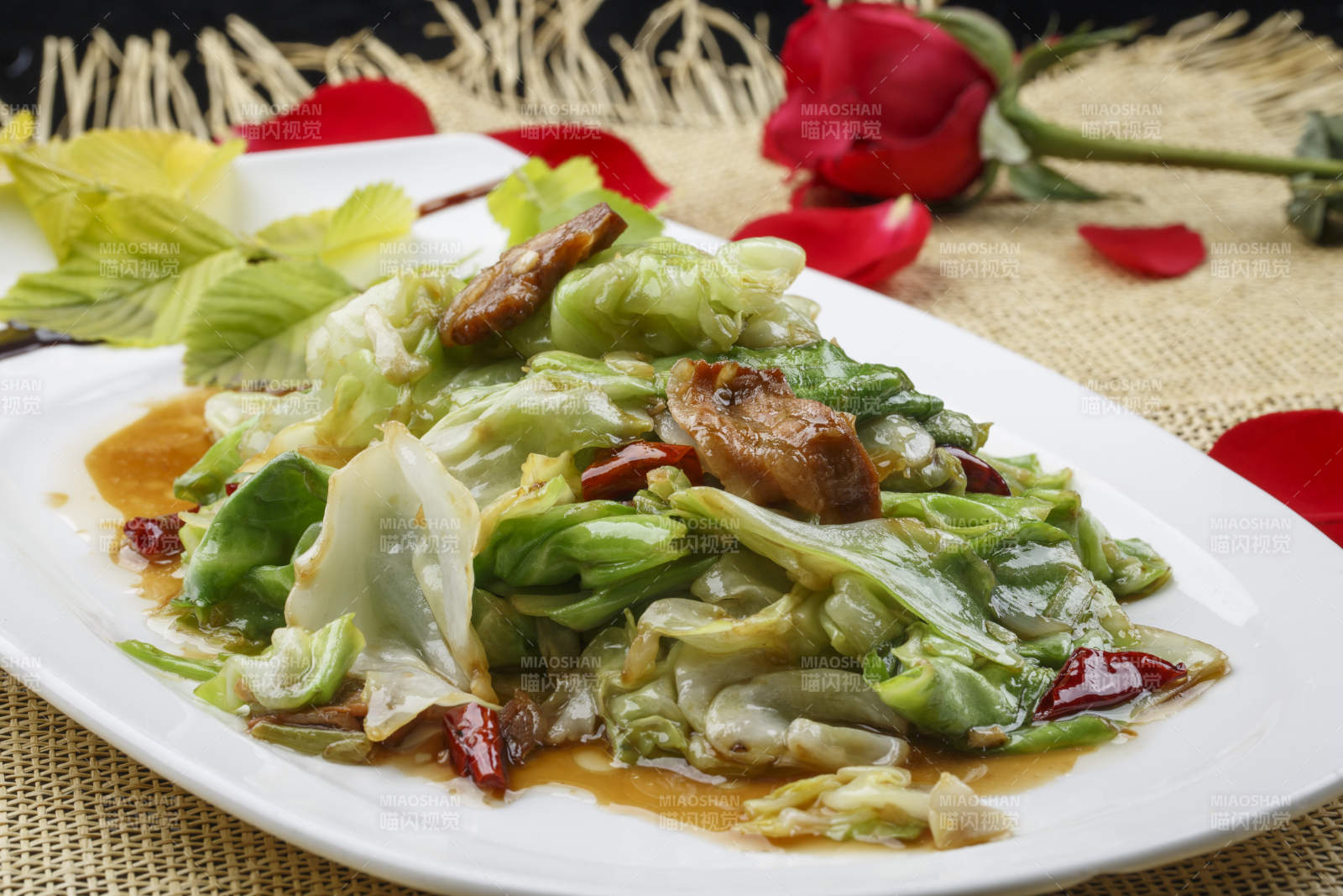 椭圆白色瓷盘装的干煸圆白菜图片