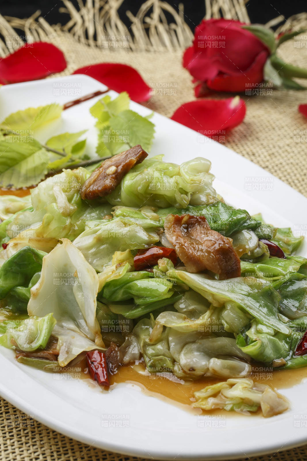 白色圆形瓷盘装的大葱爆羊肉图片