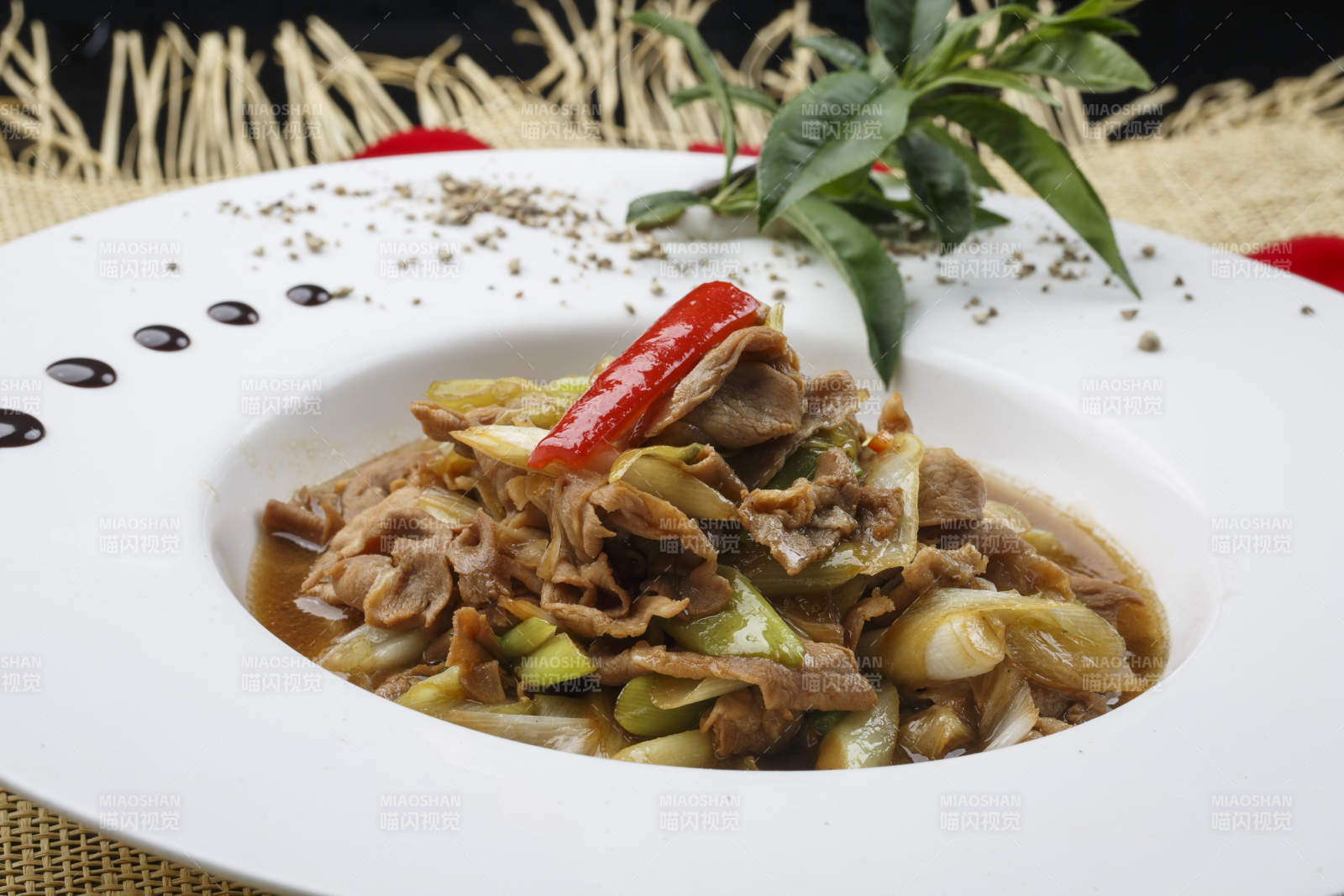 勺型瓷盘装的香辣串串虾图片